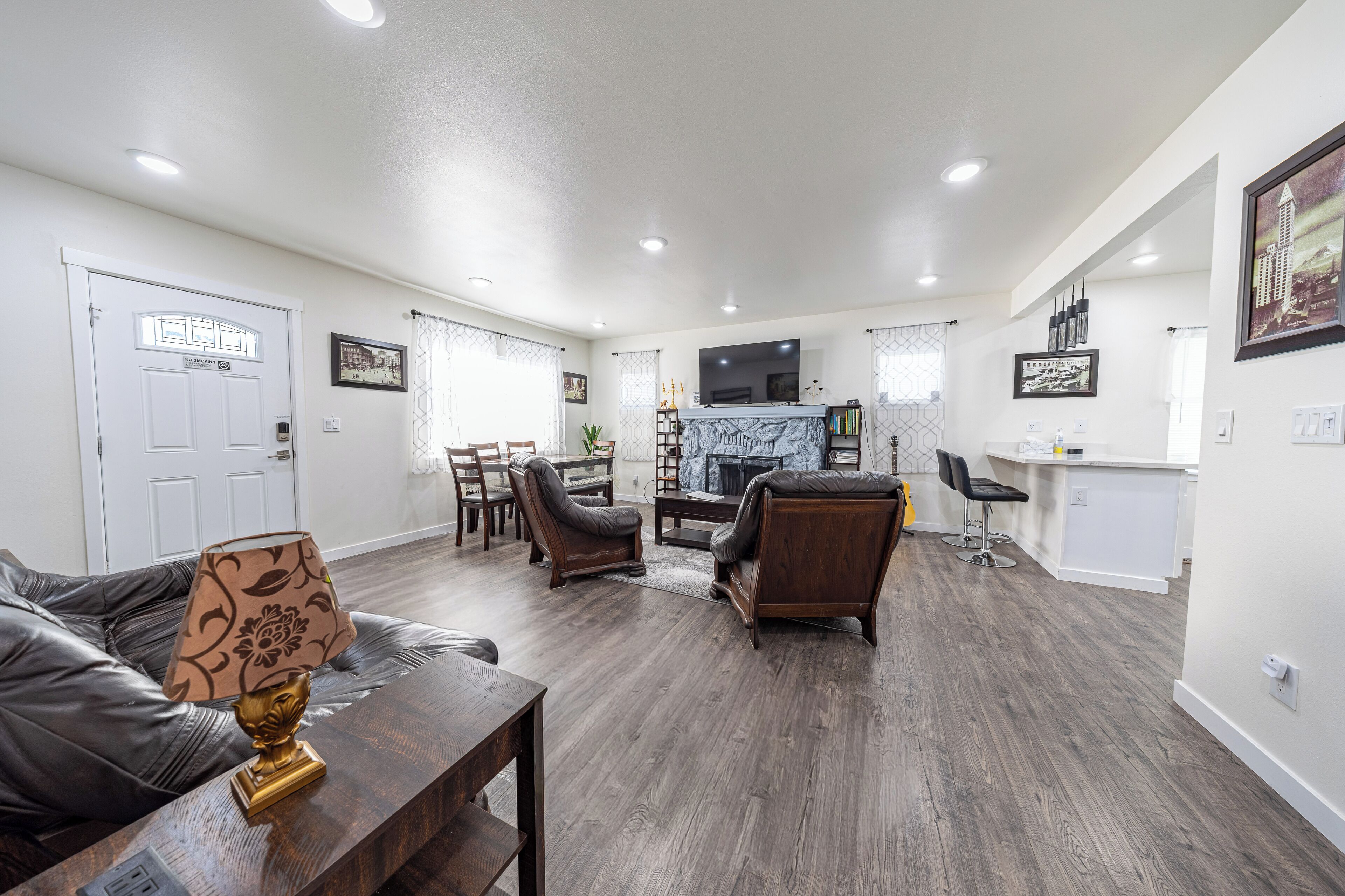 智能電視、壁爐、書籍