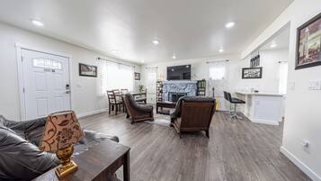 智能電視、壁爐、書籍