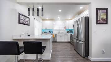 雪櫃、微波爐、焗爐、爐具