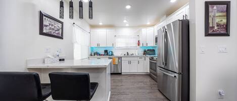 Frigorífico, microondas, horno y placa de cocina