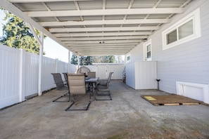 Outdoor dining - Full Remodel House Near Seattle & Airport (Normandy Park)