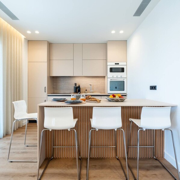 Refrigerador, microondas, horno, placa de cocina