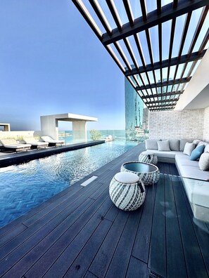 Una piscina cubierta, una piscina al aire libre