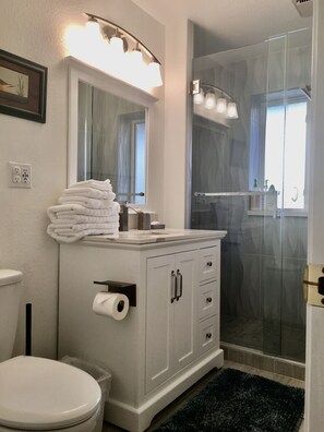 Articles de toilette gratuits, sèche-cheveux, serviettes fournies, savon