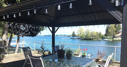 Lakefront retreat house