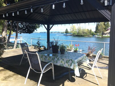 Lakefront retreat house 