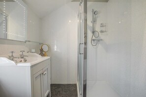 Dusj, hårføner og håndklær