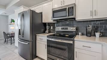 KĂŒhlschrank, Mikrowelle, Ofen, Herdplatte