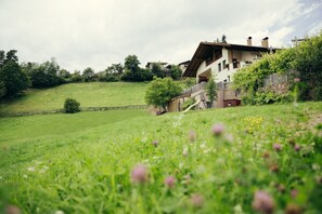 Property grounds - Holiday Apartment "Obertimpflerhof Lola" with Mountain View, Private Terrace & Wi-Fi (Verano)