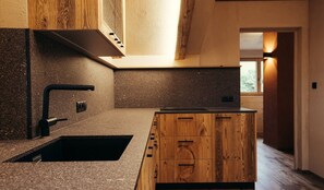 Réfrigérateur, micro-ondes, plaque de cuisson, lave-vaisselle