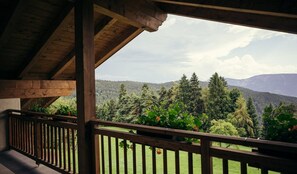 Property grounds - Holiday Apartment "Obertimpflerhof Lola" with Mountain View, Private Terrace & Wi-Fi (Verano)