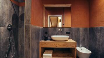 Douche, sĂšche-cheveux, serviettes fournies