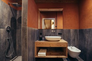 Douche, sèche-cheveux, serviettes fournies