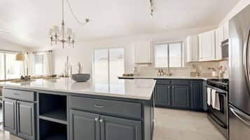 Kylskåp, mikrovågsugn, ugn och spishäll