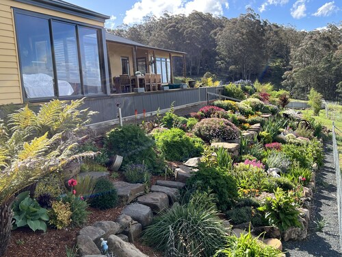 Amaroo with a view set on a 50 acre hobby farm .. Modern Deluxe Queen Studio.