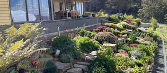 Amaroo with a view set on a 50 acre hobby farm .. Modern Deluxe Queen Studio.