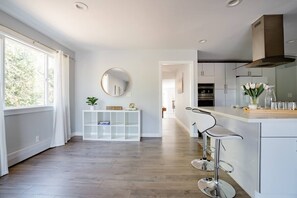 Fridge, microwave, oven, stovetop - Seattle Spacious Modern Comforts (Seattle)