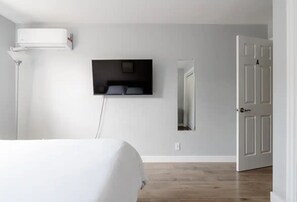 4 bedrooms, desk, iron/ironing board, free WiFi