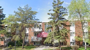 Unclassified image, 3 of 7, button - 10644 113 St (Edmonton)
