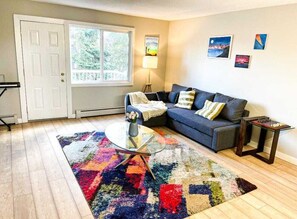 Basic Apartment | Living area - 10644 113 St (Edmonton)