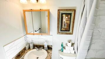 Basic Apartment | Bathroom