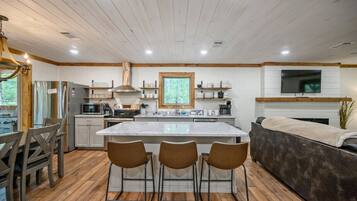 Een koelkast, een magnetron, een oven, een kookplaat