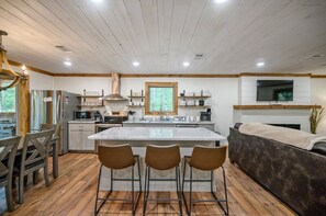 Fridge, microwave, oven, stovetop - EZ Ridge Retreat- Perfect for your next family getaway! (Hochatown)