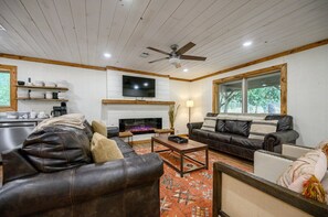 Smart TV, fireplace - EZ Ridge Retreat | Rustic Broken Bow Lake Cabin with Hot Tub, Fire Pit, Grill & Pets (Hochatown)