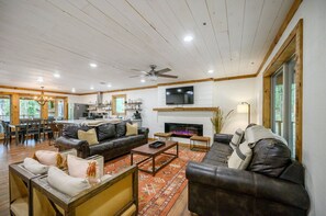 Smart TV, fireplace