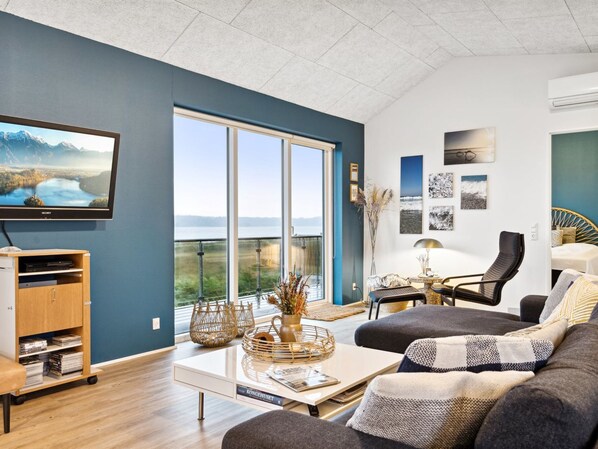 Televisión, reproductor de DVD y futbolito 