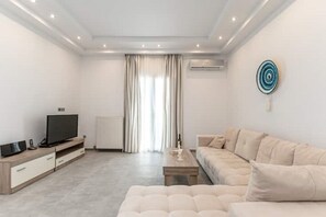 TV connectée, lecteur de DVD, livres, chaîne hi-fi