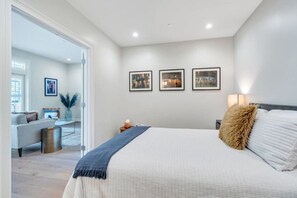 2 soverom, skrivebord, strykejern/-brett og wi-fi (inkludert)