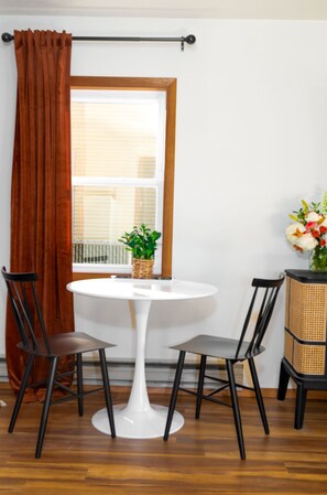 Dining - Ravenwood Hideaway a Cozy Cheery Apartment (Port Angeles)