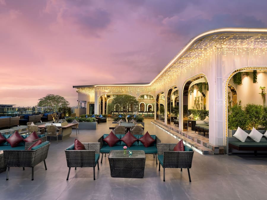 2 barer/lounger og bar i bassenget