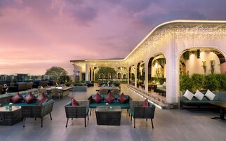 2 bars/lounges, swim-up bar