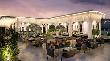 2 bars/lounges, swim-up bar