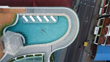 2 outdoor pools