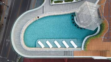 2 outdoor pools
