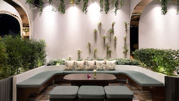 2 bars, bar en milieu de piscine