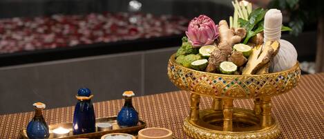 Un plateau décoratif avec un bol d’herbes aromatiques et un porte-bougie.