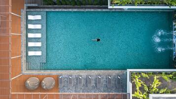 2 outdoor pools