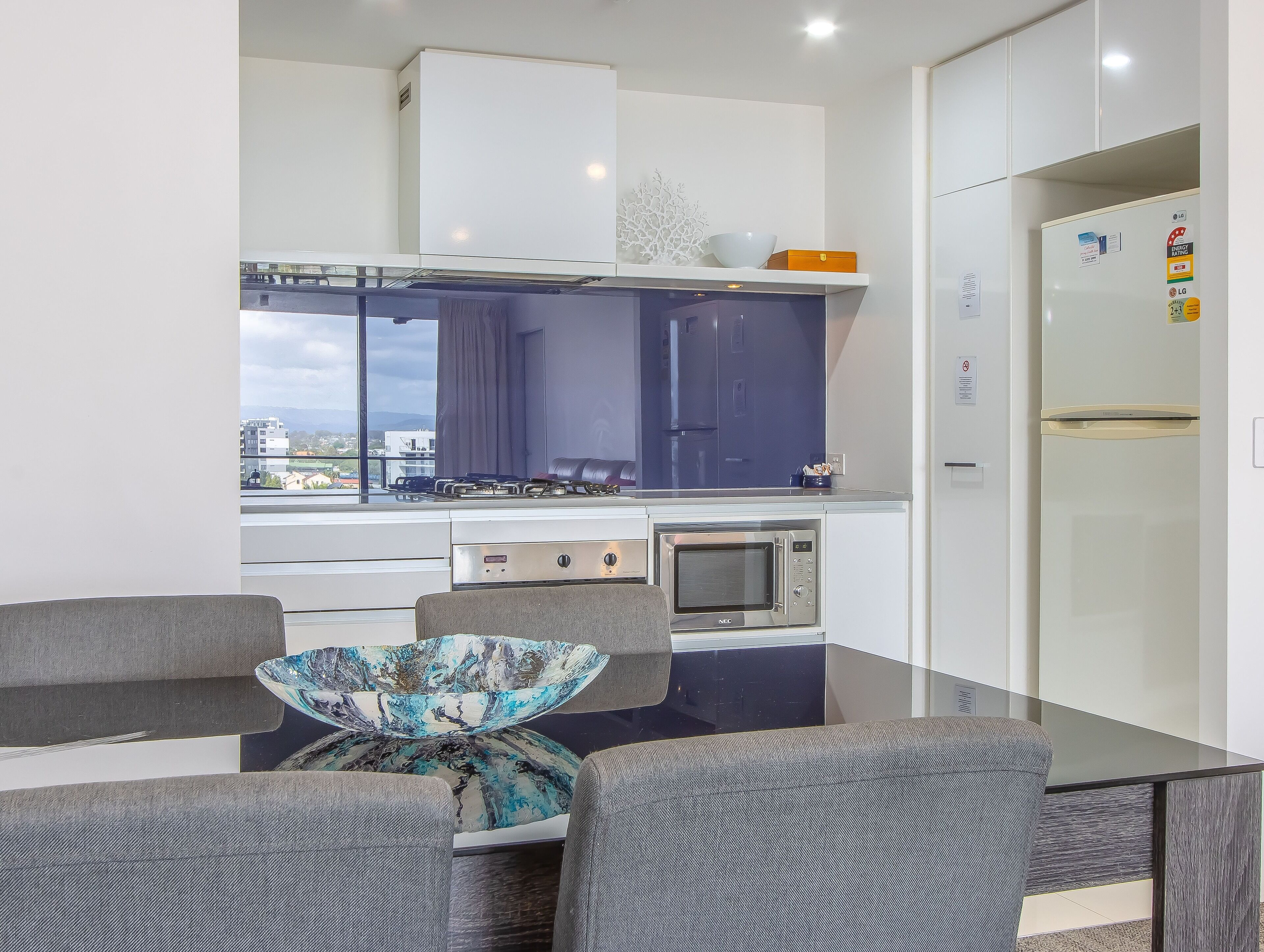 Réfrigérateur, micro-ondes, four, plaque de cuisson