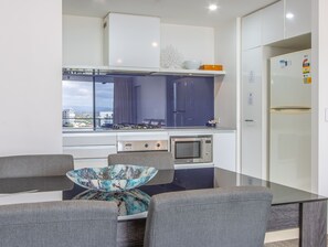 Frigorífico, microondas, horno y placa de cocina