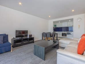 Smart TV - Luxury Living with Breathtaking River and Hinterland Views! (Surfers Paradise)