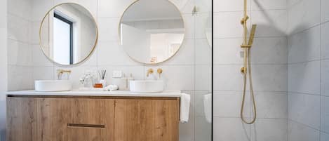 Douche, sĂšche-cheveux, serviettes fournies, savon