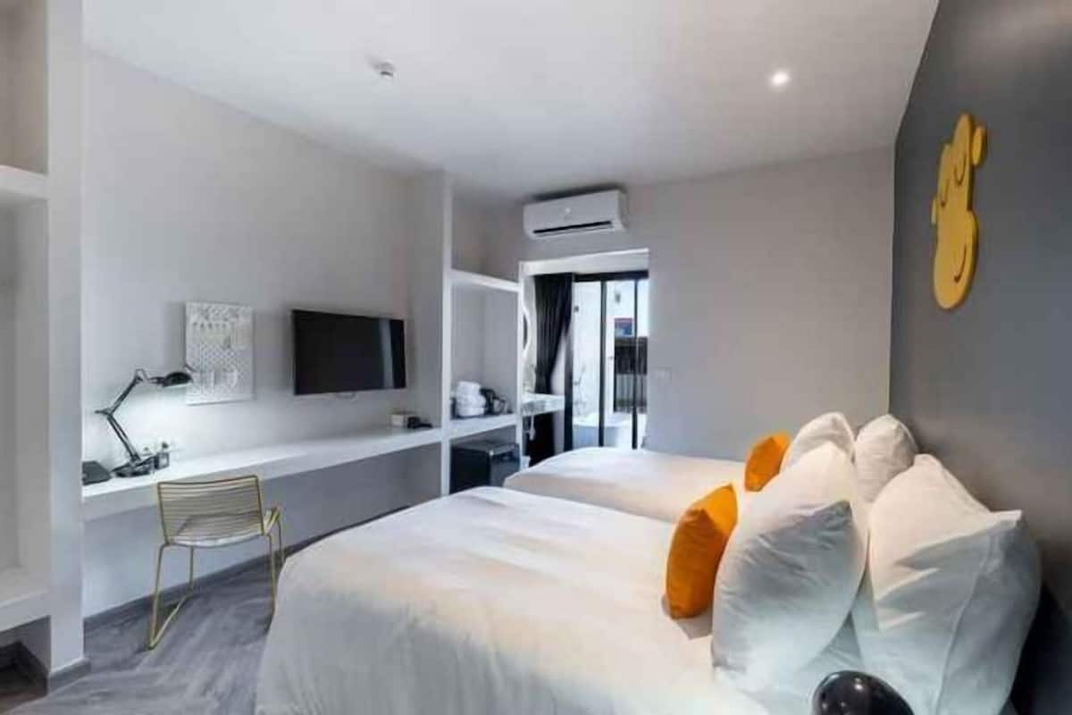 Ropa de cama de alta calidad y caja de seguridad en la habitación