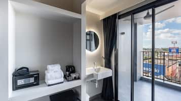 Premium bedding, in-room safe, desk, blackout drapes