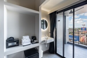 高档床上用品、客房内保险箱、办公桌、遮光窗帘