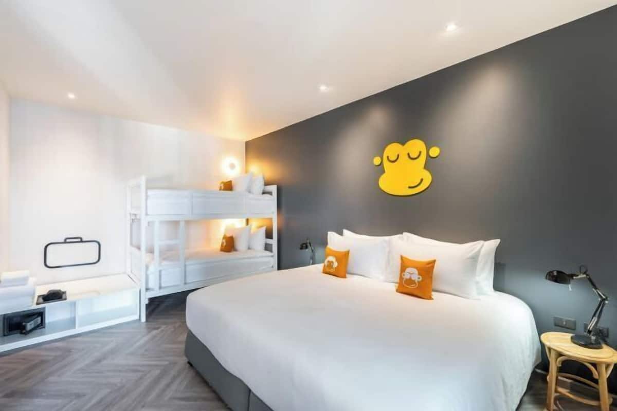 Ropa de cama de alta calidad y caja de seguridad en la habitación