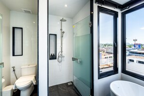Familie studio suite | Luxe beddengoed, een kluis op de kamer, een bureau
